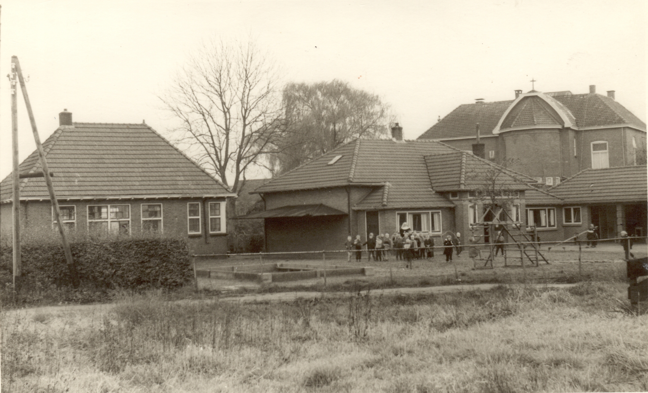 Dit gebouw werd in 1936 op 18 aug. ingewijd door Past. Waanders. Het was een tweeklassig gebouw.  Links de naaischool en daarachter het klooster.