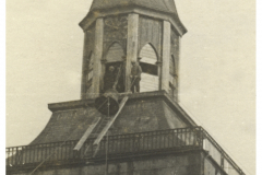 detail-kerktoren-wordt-van-klokken-ontdaan